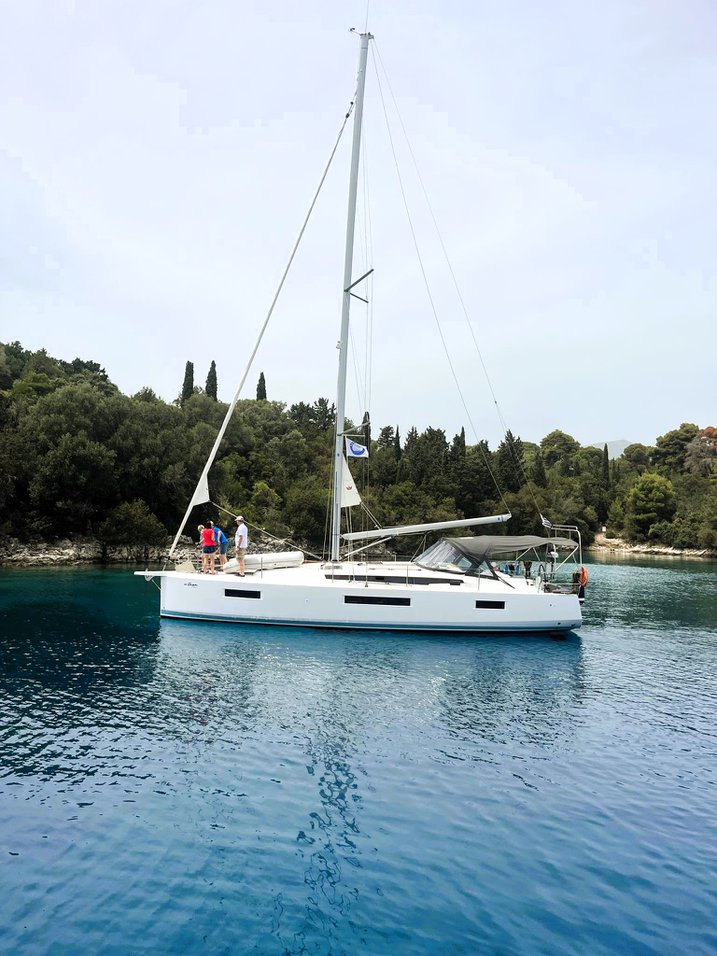 Jedrenje U Grckoj. Jeanneau Sun Odyssey 44 jedrilica na Lefkadi.