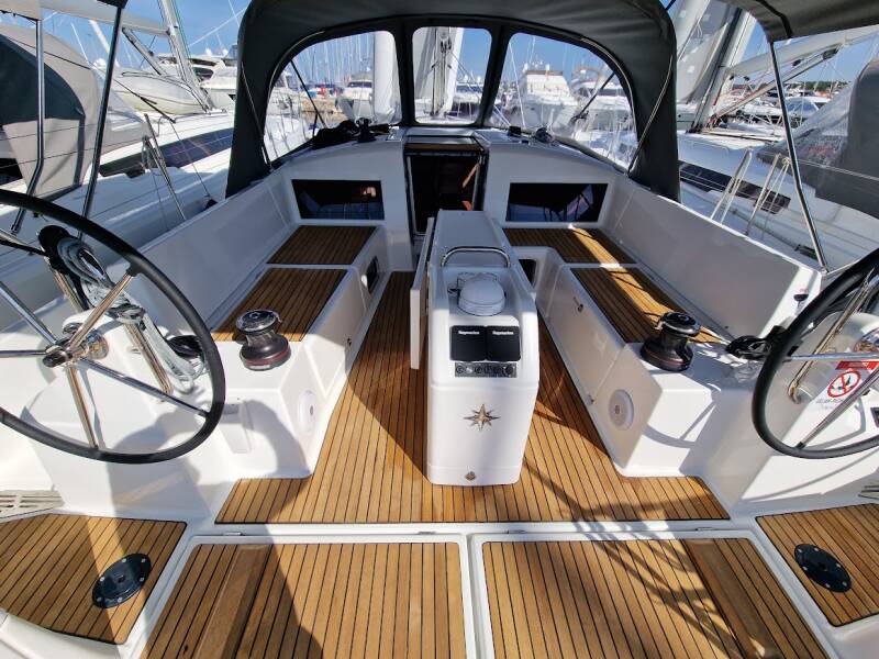 Jeanneau Sun Odyssey 440 jedrilica vezana u Biogradu. Jedrenje u Hrvatskoj.