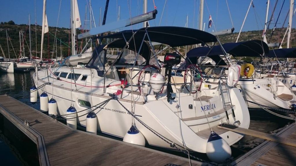 Jedrenje Hrvatska. Jedrilica Jeanneau Sun Odyssey 42i je vezana u Biogradu.