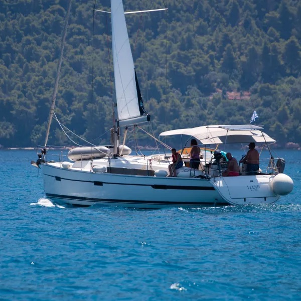 Jedrilica Bavaria 40 je vezana u marini Nikiana na Lefkadi. Jedrenje Grcka,