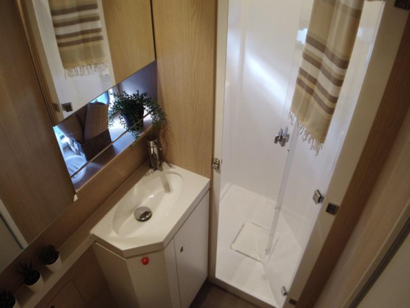 Jedrenje jedrilicom Bali 5,4 u Italiji
