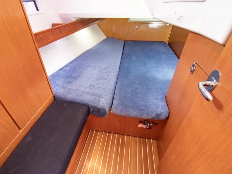 Jedrilica Bavaria 40 je vezana u marini Nikiana na Lefkadi. Jedrenje Grcka,