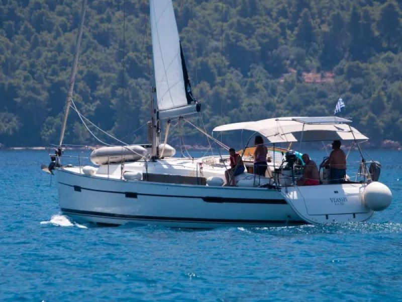 Jedrilica Bavaria 40 je vezana u marini Nikiana na Lefkadi. Jedrenje Grcka,
