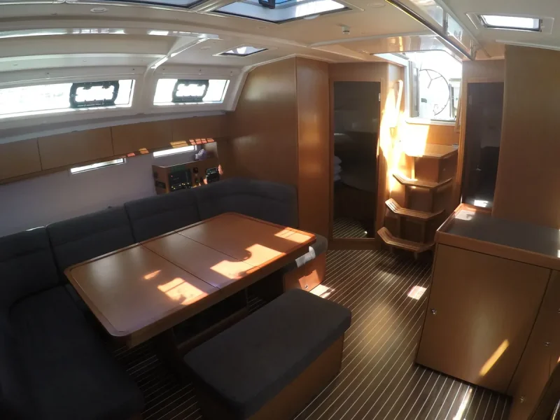 Bavaria Cruiser 46 je vezana u marini Nikiana na Lefkadi. Jedrenje u Grckoj.