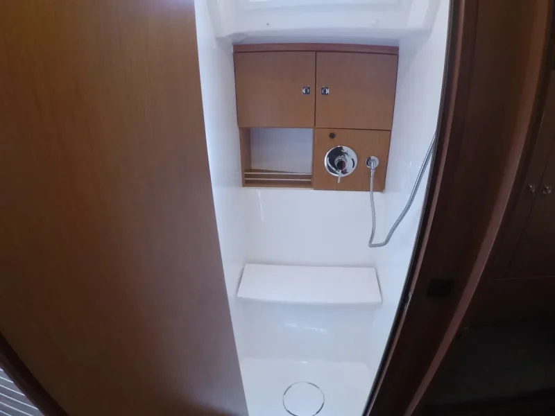 Bavaria Cruiser 46 je vezana u marini Nikiana na Lefkadi. Jedrenje u Grckoj.