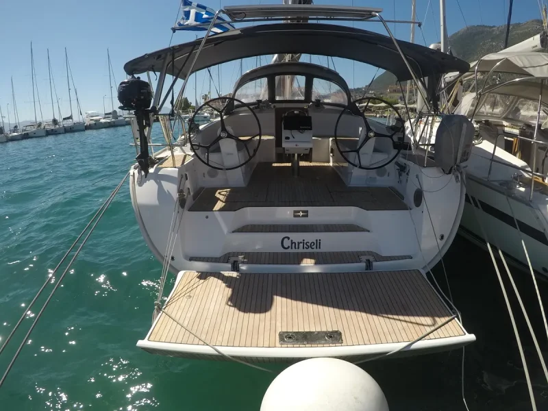Bavaria Cruiser 46 je vezana u marini Nikiana na Lefkadi. Jedrenje u Grckoj.