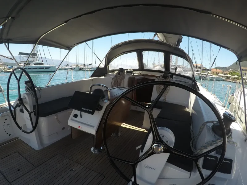 Bavaria Cruiser 46 je vezana u marini Nikiana na Lefkadi. Jedrenje u Grckoj.