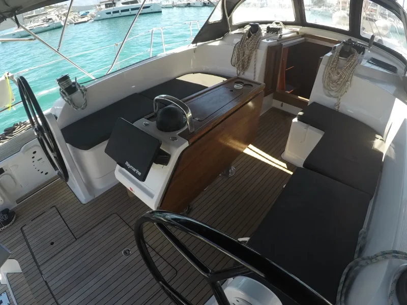 Bavaria Cruiser 46 je vezana u marini Nikiana na Lefkadi. Jedrenje u Grckoj.