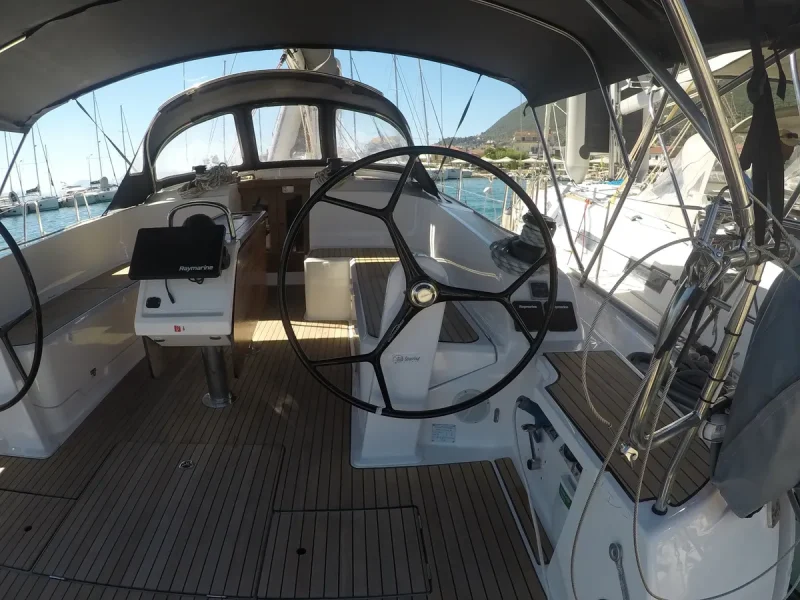 Bavaria Cruiser 46 je vezana u marini Nikiana na Lefkadi. Jedrenje u Grckoj.