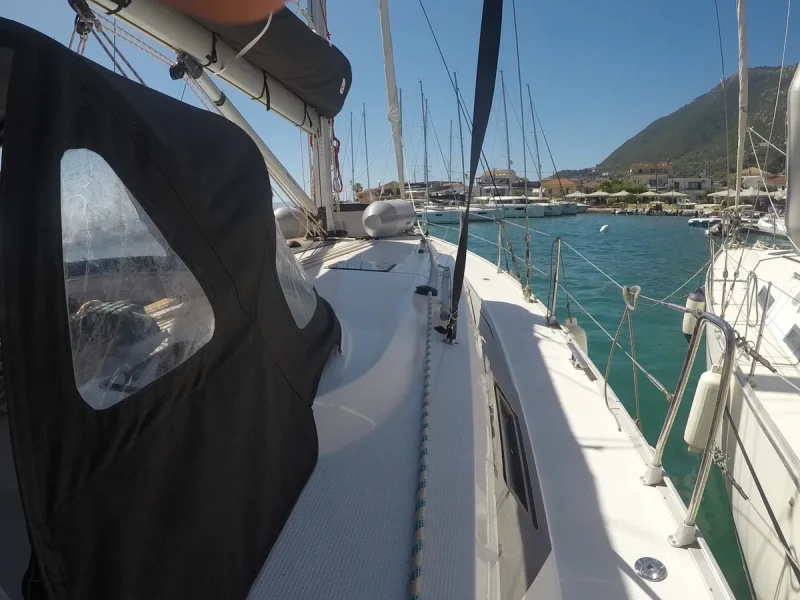 Bavaria Cruiser 46 je vezana u marini Nikiana na Lefkadi. Jedrenje u Grckoj.