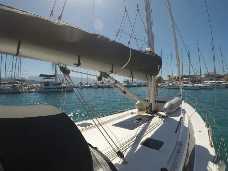Bavaria Cruiser 46 je vezana u marini Nikiana na Lefkadi. Jedrenje u Grckoj.