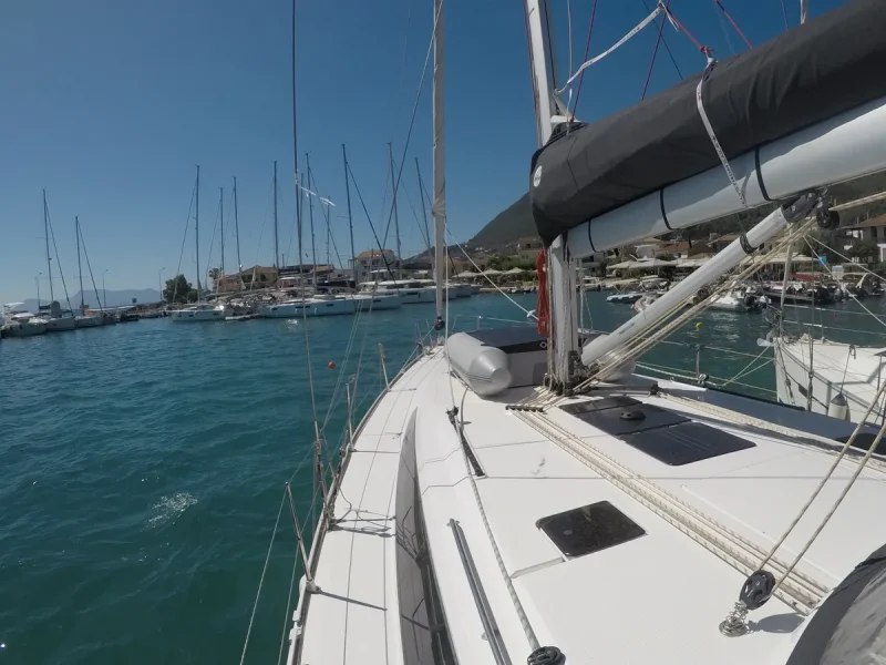 Bavaria Cruiser 46 je vezana u marini Nikiana na Lefkadi. Jedrenje u Grckoj.
