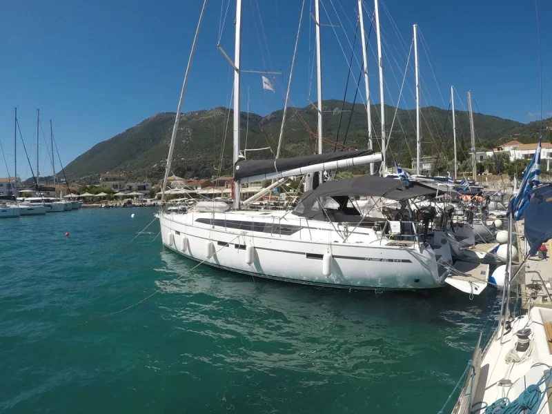 Bavaria Cruiser 46 je vezana u marini Nikiana na Lefkadi. Jedrenje u Grckoj.