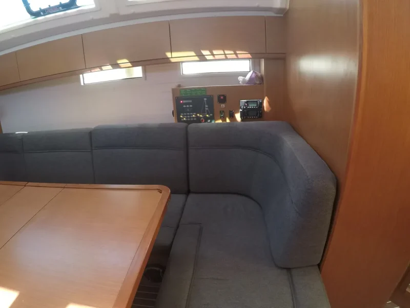 Bavaria Cruiser 46 je vezana u marini Nikiana na Lefkadi. Jedrenje u Grckoj.