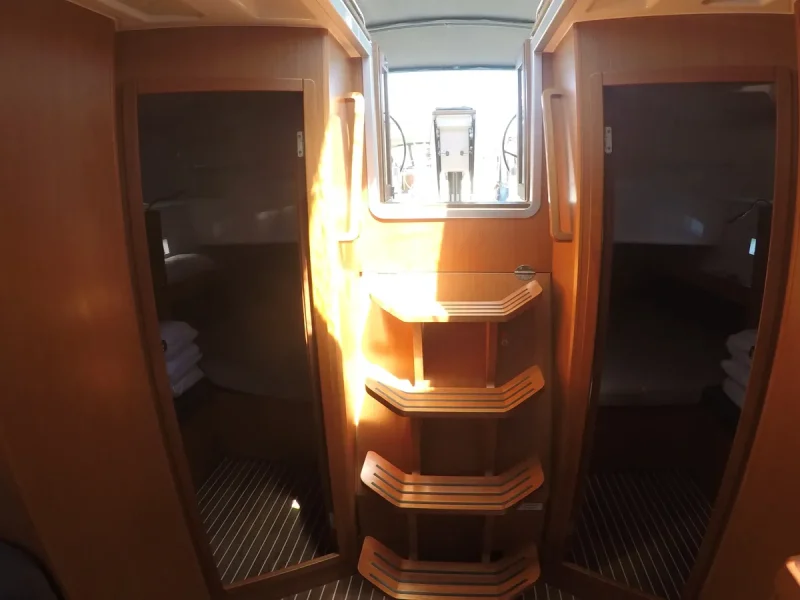 Bavaria Cruiser 46 je vezana u marini Nikiana na Lefkadi. Jedrenje u Grckoj.