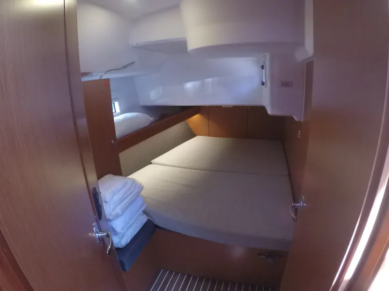 Bavaria Cruiser 46 je vezana u marini Nikiana na Lefkadi. Jedrenje u Grckoj.
