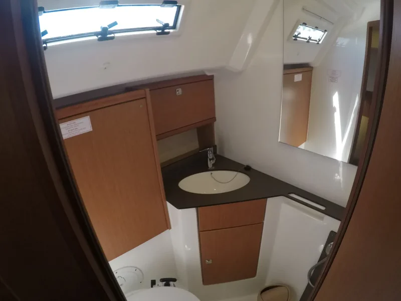 Bavaria Cruiser 46 je vezana u marini Nikiana na Lefkadi. Jedrenje u Grckoj.