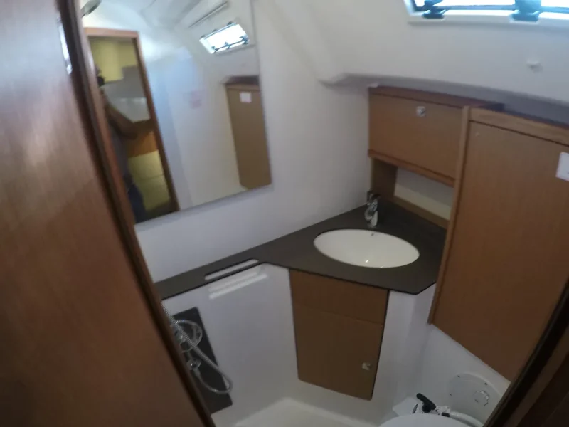 Bavaria Cruiser 46 je vezana u marini Nikiana na Lefkadi. Jedrenje u Grckoj.