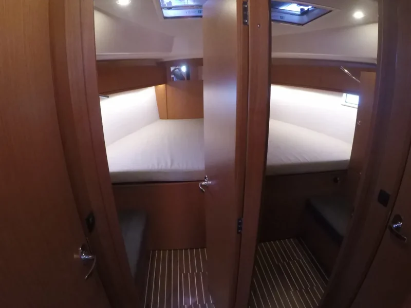 Bavaria Cruiser 46 je vezana u marini Nikiana na Lefkadi. Jedrenje u Grckoj.