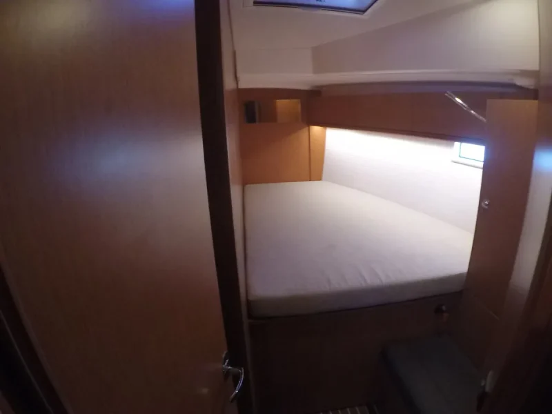 Bavaria Cruiser 46 je vezana u marini Nikiana na Lefkadi. Jedrenje u Grckoj.