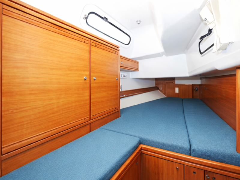 Jedrenje u Grckoj. Jedrilica Bavaria Cruiser 50 je vezana u marini u Volosu.