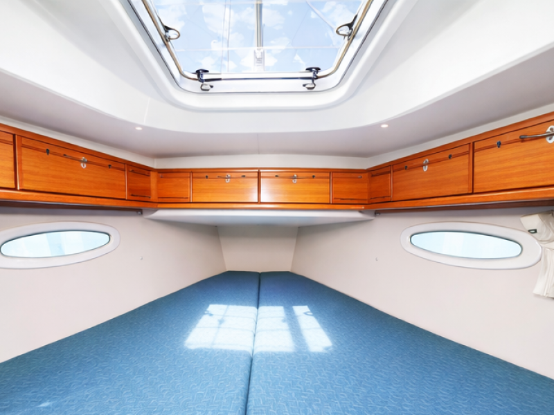 Jedrenje u Grckoj. Jedrilica Bavaria Cruiser 50 je vezana u marini u Volosu.