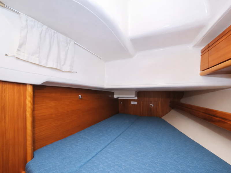 Jedrenje u Grckoj. Jedrilica Bavaria Cruiser 50 je vezana u marini u Volosu.