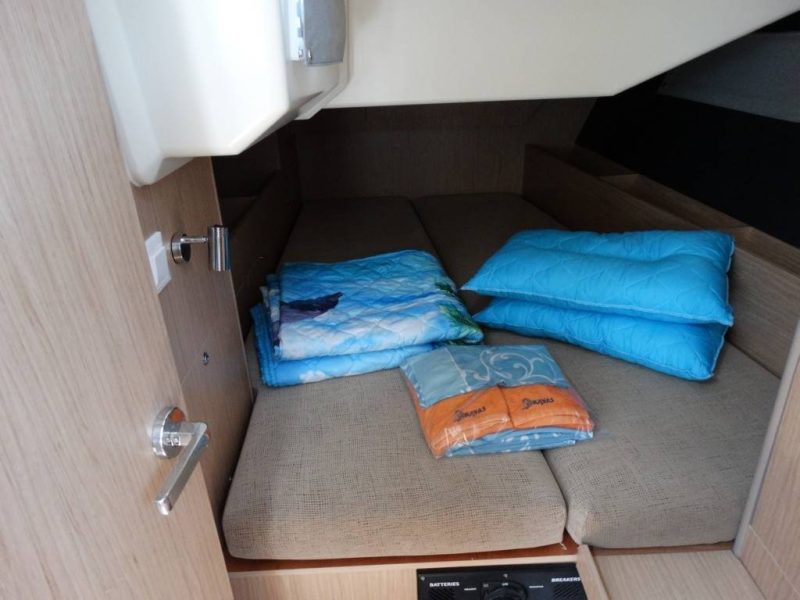 Jedrilica Beneteau Oceanis 41.1 vezana u Alimosu. Jedrenje u Grckoj.