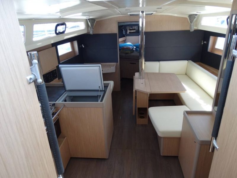 Jedrilica Beneteau Oceanis 41.1 vezana u Alimosu. Jedrenje u Grckoj.