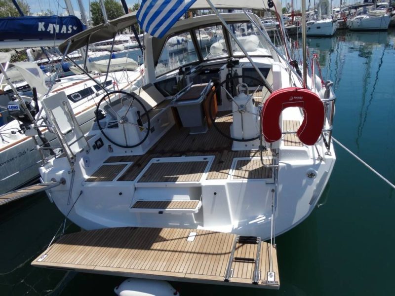 Jedrilica Beneteau Oceanis 41.1 vezana u Alimosu. Jedrenje u Grckoj.