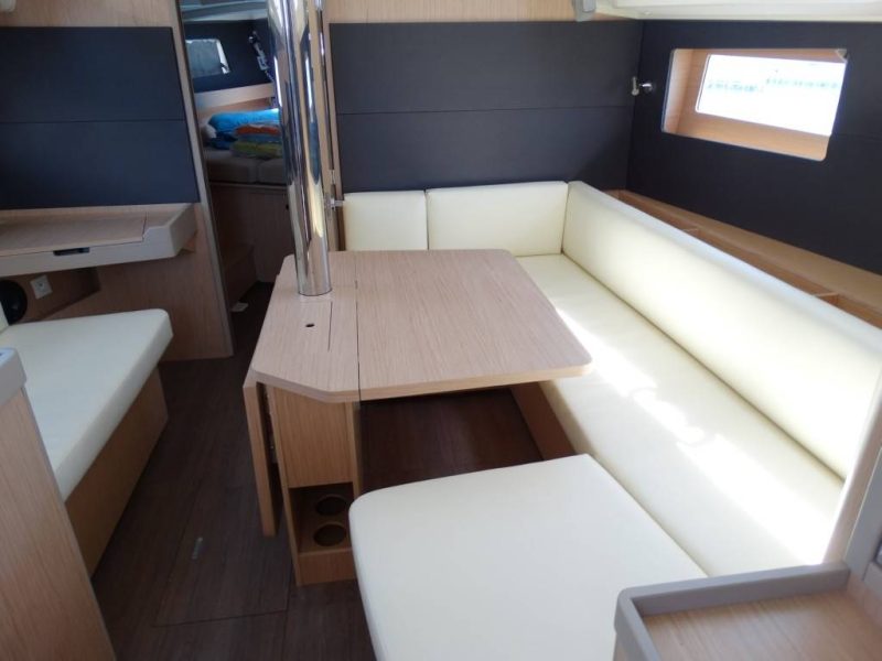 Jedrilica Beneteau Oceanis 41.1 vezana u Alimosu. Jedrenje u Grckoj.