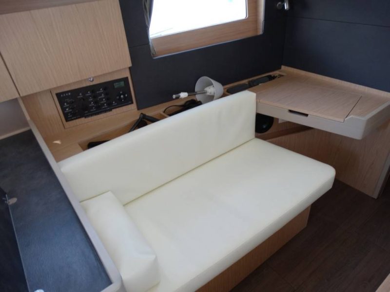 Jedrilica Beneteau Oceanis 41.1 vezana u Alimosu. Jedrenje u Grckoj.