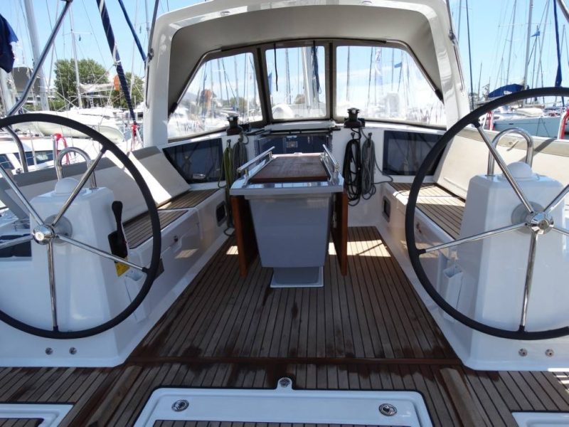 Jedrilica Beneteau Oceanis 41.1 vezana u Alimosu. Jedrenje u Grckoj.