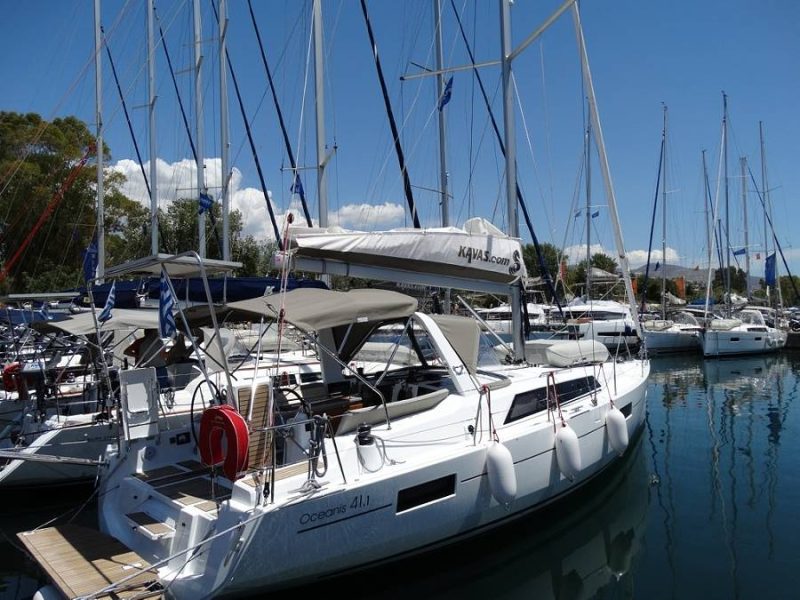 Jedrilica Beneteau Oceanis 41.1 vezana u Alimosu. Jedrenje u Grckoj.