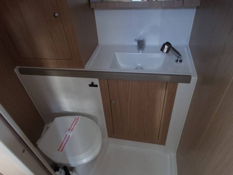 Jedrilica Beneteau Oceanis 41.1 vezana u Alimosu. Jedrenje u Grckoj.