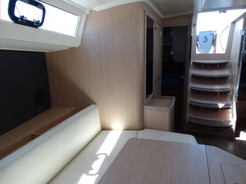 Jedrilica Beneteau Oceanis 41.1 vezana u Alimosu. Jedrenje u Grckoj.