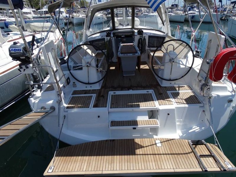 Jedrilica Beneteau Oceanis 41.1 vezana u Alimosu. Jedrenje u Grckoj.