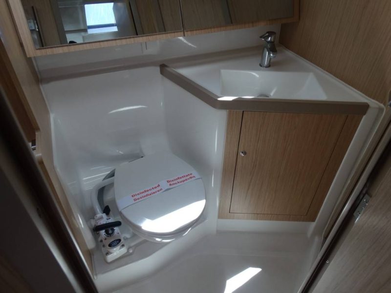 Jedrilica Beneteau Oceanis 41.1 vezana u Alimosu. Jedrenje u Grckoj.