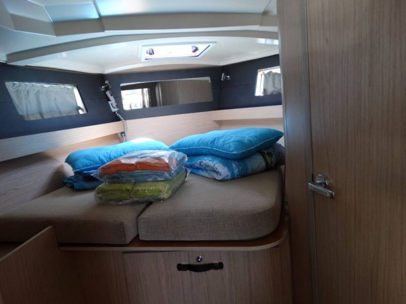 Jedrilica Beneteau Oceanis 41.1 vezana u Alimosu. Jedrenje u Grckoj.