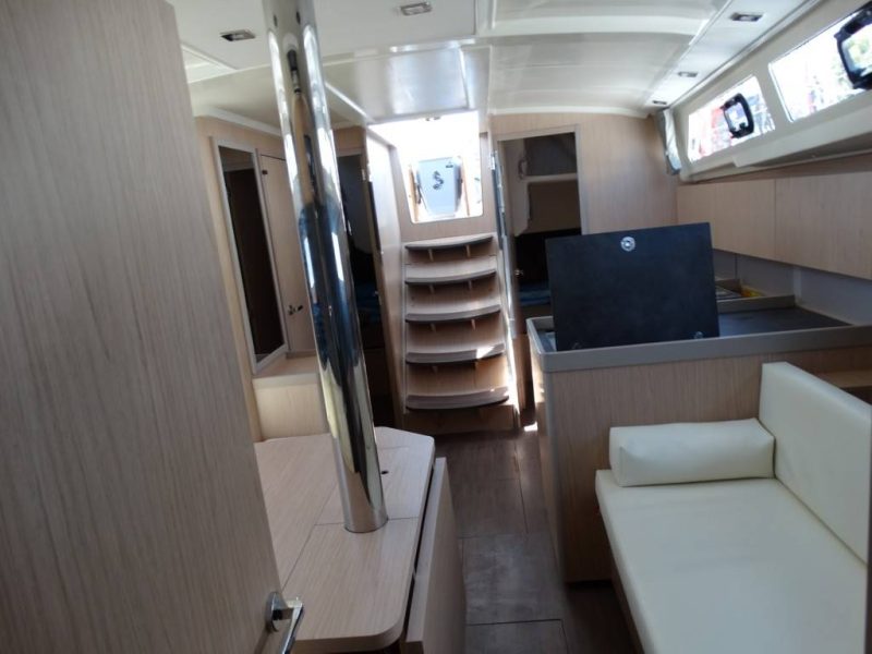 Jedrilica Beneteau Oceanis 41.1 vezana u Alimosu. Jedrenje u Grckoj.