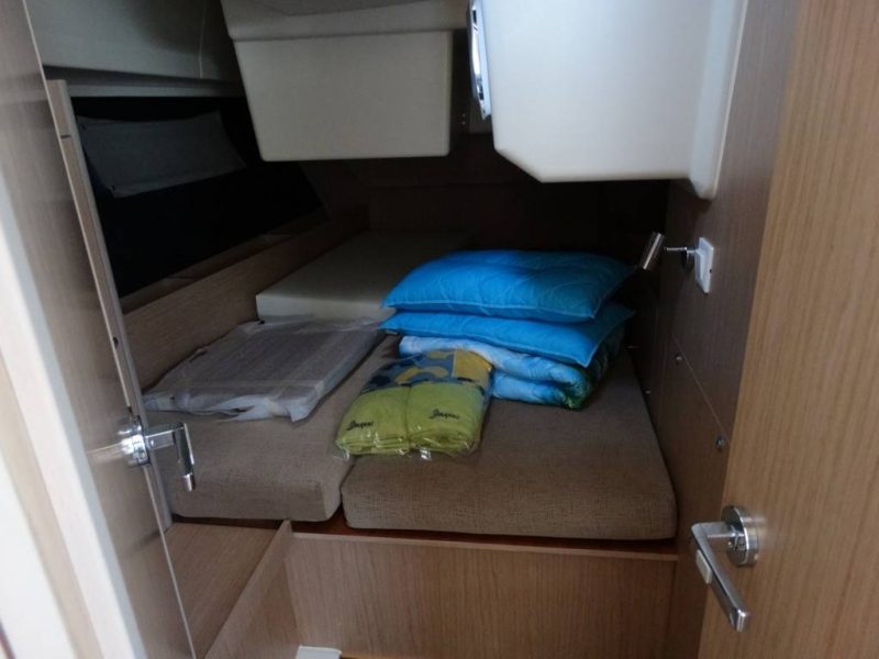 Jedrilica Beneteau Oceanis 41.1 vezana u Alimosu. Jedrenje u Grckoj.