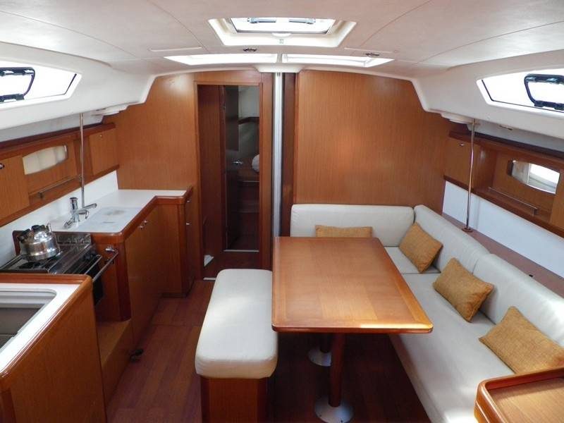 Jedrilica Beneteau Oceanis 43. Jedrenje u Grckoj