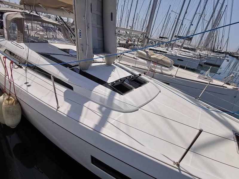 Jedrenje Grcka. Jedrilica Beneteau Oceanis 51.1 u Alimos marini.