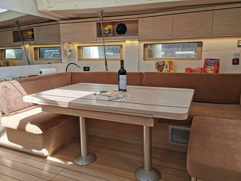 Jedrenje Grcka. Jedrilica Beneteau Oceanis 51.1 u Alimos marini.