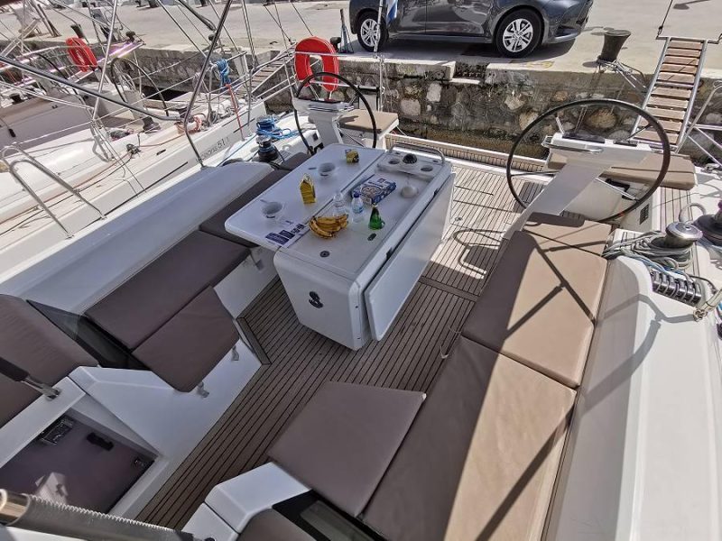 Jedrenje Grcka. Jedrilica Beneteau Oceanis 51.1 u Alimos marini.