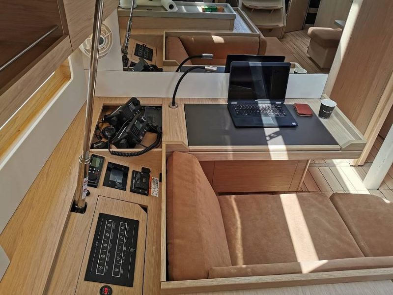 Jedrenje Grcka. Jedrilica Beneteau Oceanis 51.1 u Alimos marini.