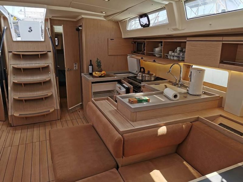 Jedrenje Grcka. Jedrilica Beneteau Oceanis 51.1 u Alimos marini.