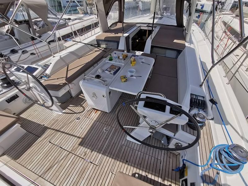 Jedrenje Grcka. Jedrilica Beneteau Oceanis 51.1 u Alimos marini.