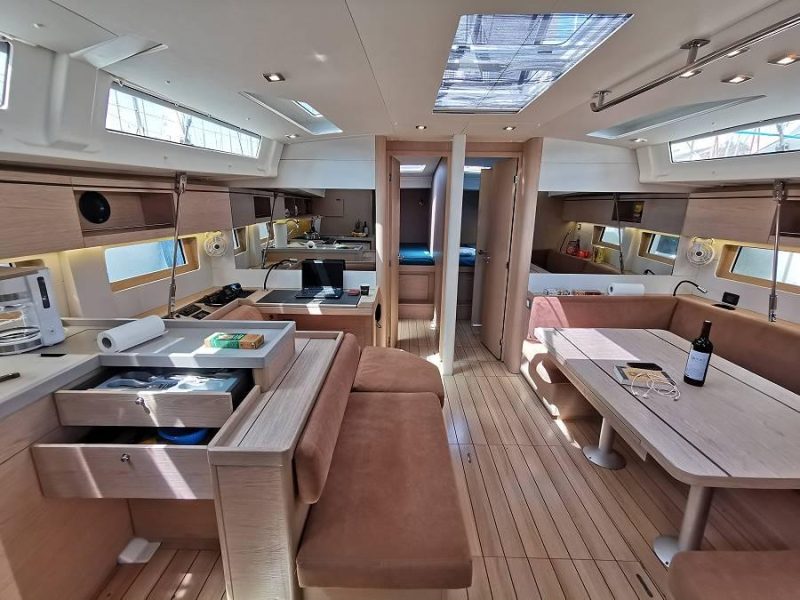 Jedrenje Grcka. Jedrilica Beneteau Oceanis 51.1 u Alimos marini.
