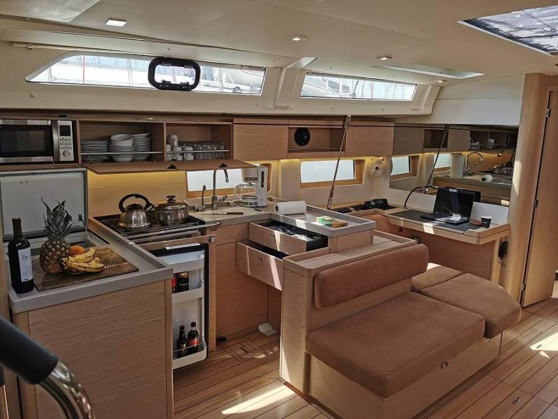 Jedrenje Grcka. Jedrilica Beneteau Oceanis 51.1 u Alimos marini.